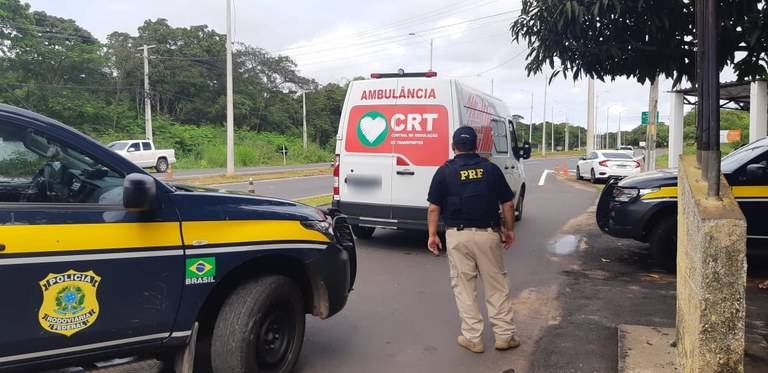 Paciente furta ambulância, bate em funcionários e veículos até ser interceptado pela PRF